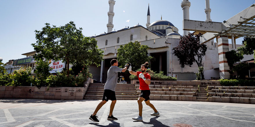 Cami bahçesinde ağır sıklet antrenmanı