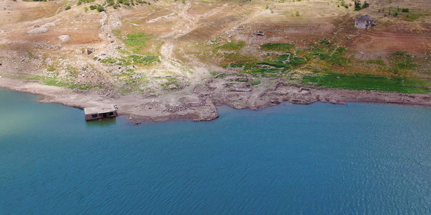 Baraj suları çekildi, köy gün yüzüne çıktı