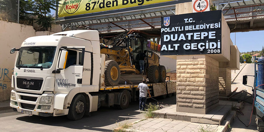 İş makinesi yüklü tır, alt geçide sıkıştı