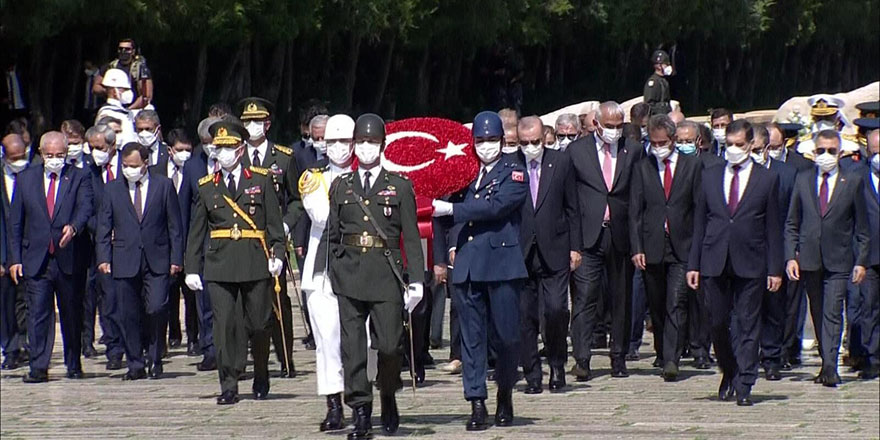 Devlet erkanı Büyük Zafer’in 99’uncu yıl dönümünde Anıtkabir’de