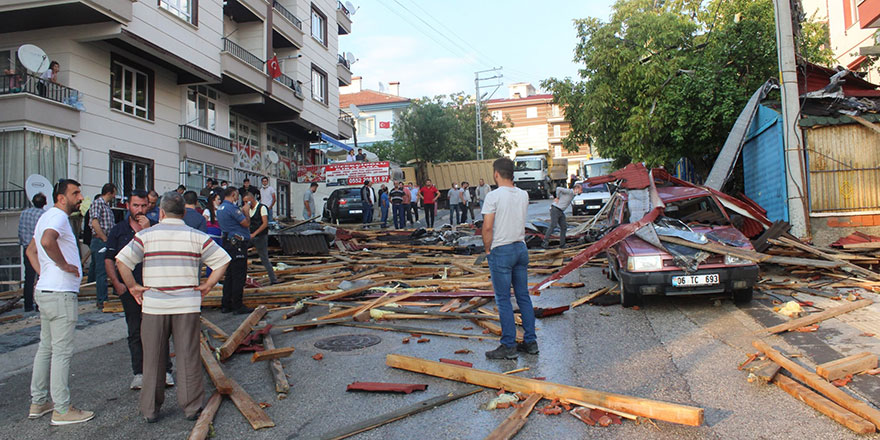 Ankara'da fırtınada 3 binanın çatısı uçtu