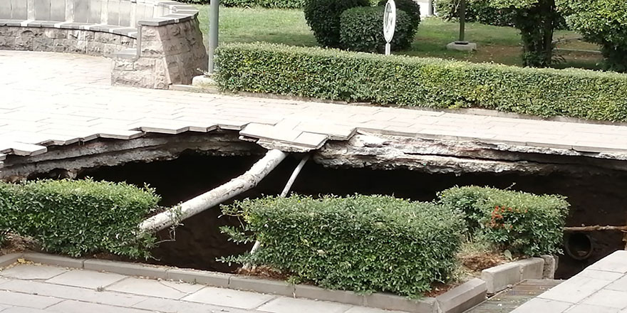 Güvenpark'ta metro çalışması çukura neden oldu