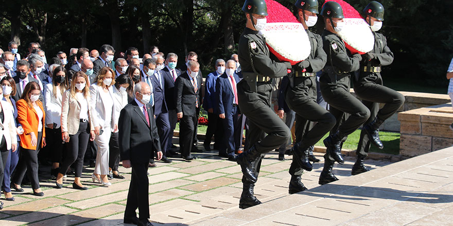 Kılıçdaroğlu, CHP’nin 98’inci yıldönümü dolayısıyla Anıtkabir’i ziyaret etti