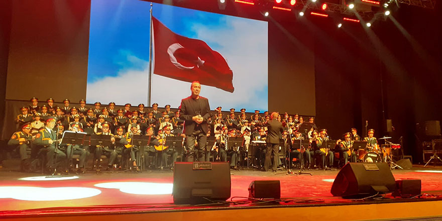 Kızılordu Korosu ve Haluk Levent Ankara’da sahne aldı