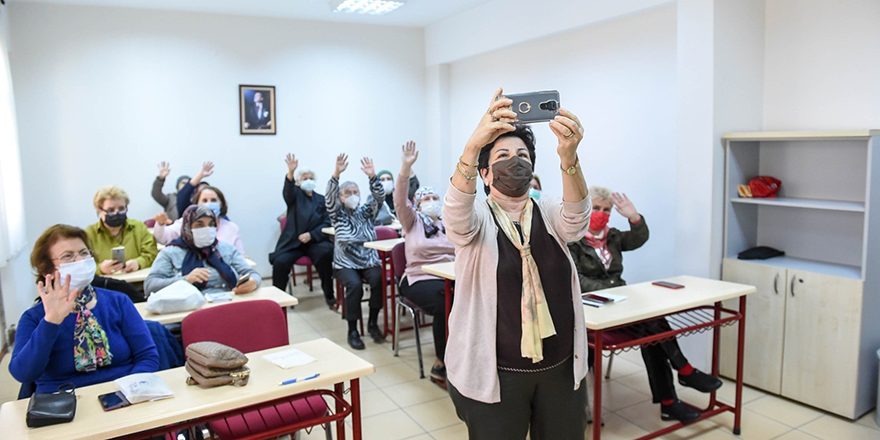 Yaş 80 demediler akıllı telefon öğrenip selfie çektiler