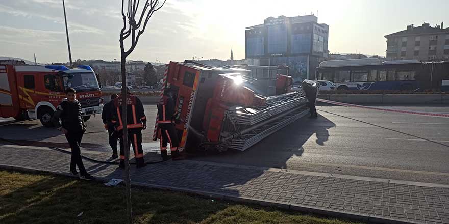 Başkent'te itfaiye aracı devrildi