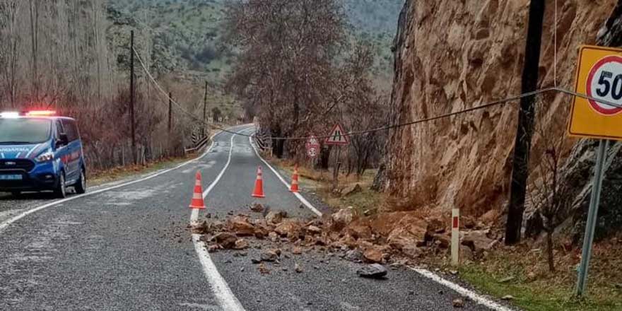 Dağdan kopan taşlar tehlike oluşturdu