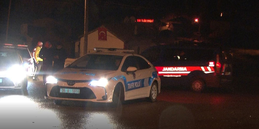 Polis aracını çalıp, bir polisi levyeyle yaraladı