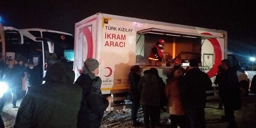 Kızılay’ın yolda kalanlara yardımı devam ediyor