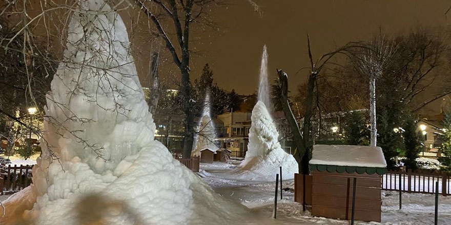 Kuğulu Park'ın fıskiyeleri dondu