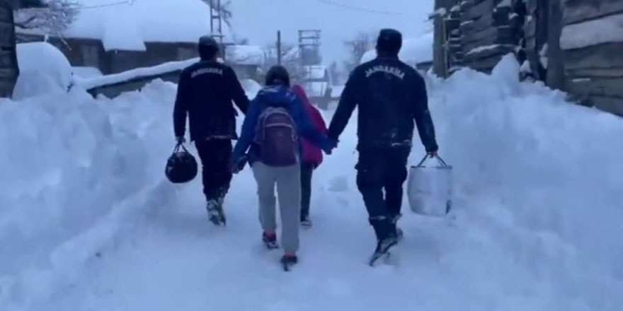 Jandarma, kar yağışından etkilenen vatandaşların yanında