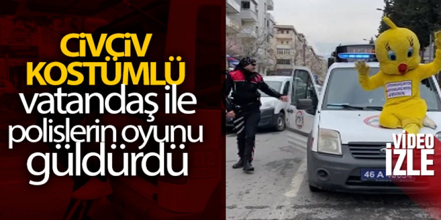 Civciv kostümlü vatandaş ile polislerin oyunu güldürdü