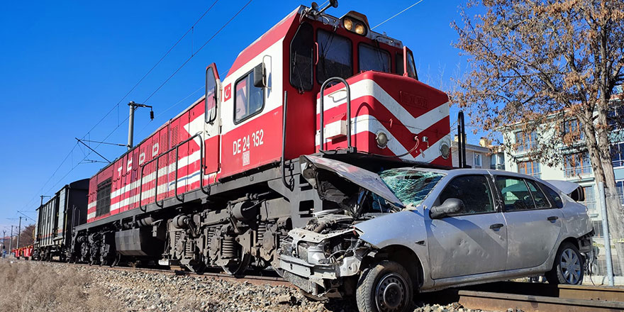 Başkent'te otomobil trenin altında kaldı: 1 ölü, 2 yaralı