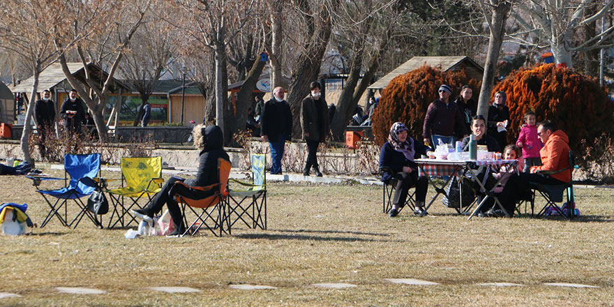 Kış güneşi Başkent’te parkları renklendirdi