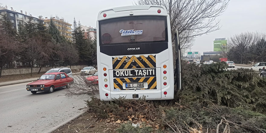 Öğrenci servisi refüjdeki ağaçlara çarptı