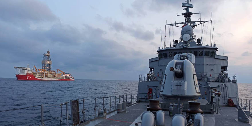 TCG Fatih tarafından Kanuni sondaj gemisine refakat