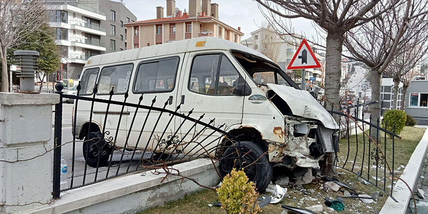 Sürücüsünün kontrolünü kaybettiği aracıyla site duvarına girdi