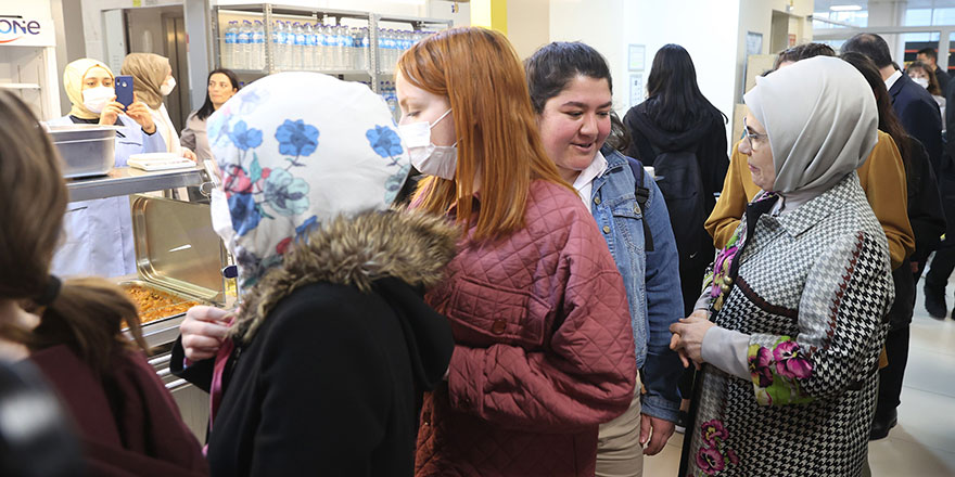 Emine Erdoğan, KYK Yurdu’nda kalan kız öğrencilerle iftar yaptı