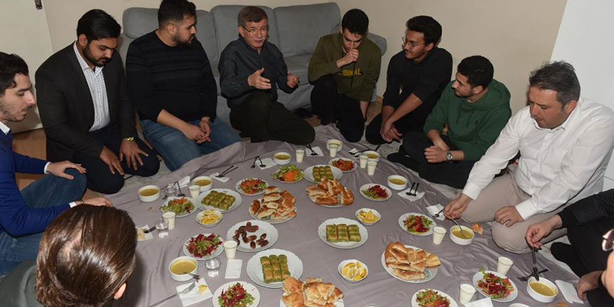 Davutoğlu, iftarda öğrenci evine misafir oldu