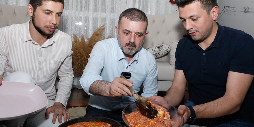 Başkan Ercan, öğrencilere menemen yaptı