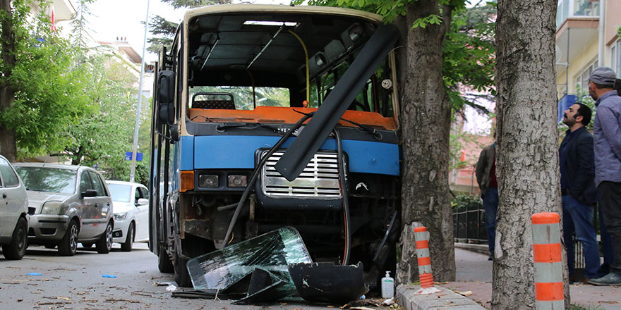 Freni arızalanan minibüs ağaca çarptı: 5 yaralı