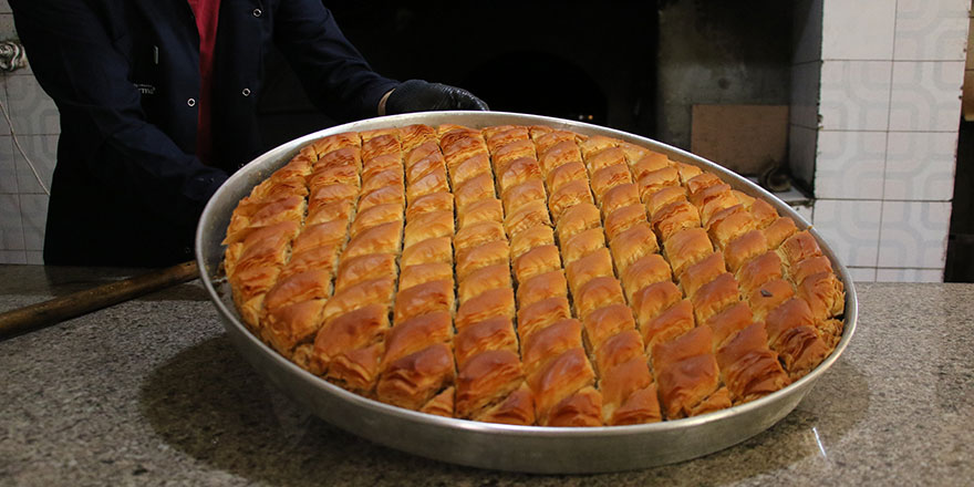 Beypazarı’nın 80 katlı baklavası için yoğun bayram mesaisi