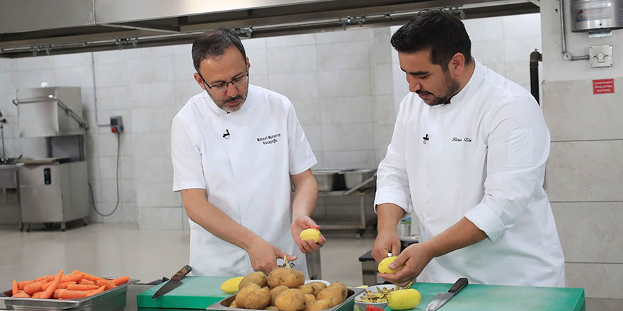 Bakan Kasapoğlu mutfağa girdi, gençlere iftar menüsü hazırladı