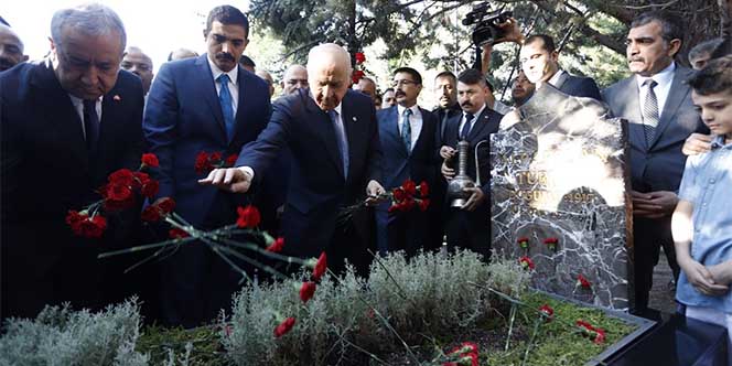 Bahçeli Alparslan Türkeş'in anıt mezarını ziyaret etti