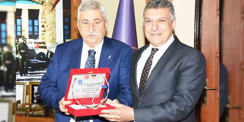 Diplomatlar birliğinden Palandöken’e plaket