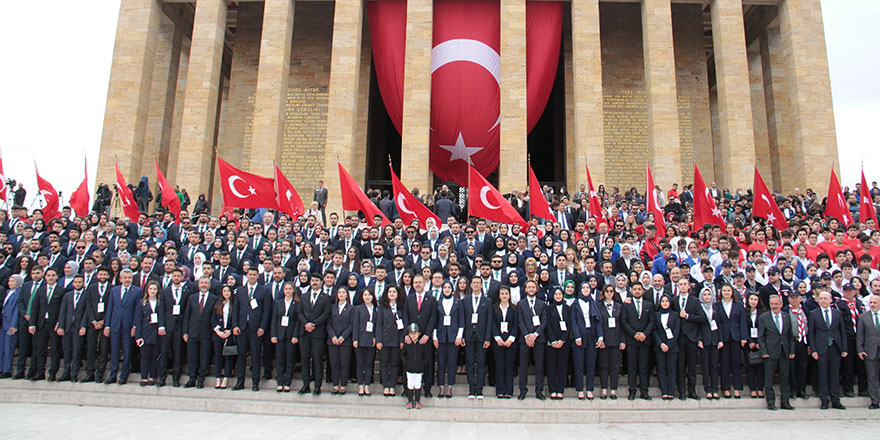 Bakan Kasapoğlu’ndan Anıtkabir’e 19 Mayıs ziyareti