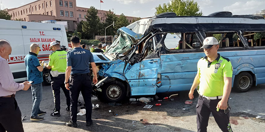 TBMM önünde feci kaza! Dolmuşla otomobil çarpıştı