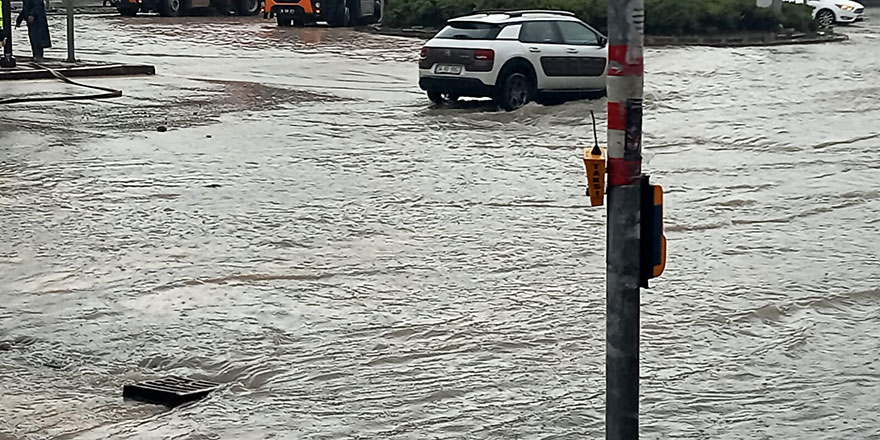 Başkentte sağanak yolları ve evleri sular altında bıraktı