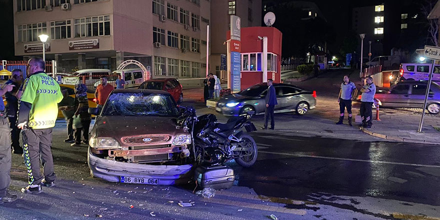 Ankara’da motosiklet otomobile ok gibi saplandı