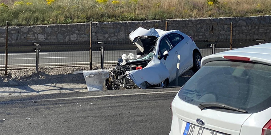 Emniyet şeridinde bekleyen kamyona otomobil çarptı: 1 ölü