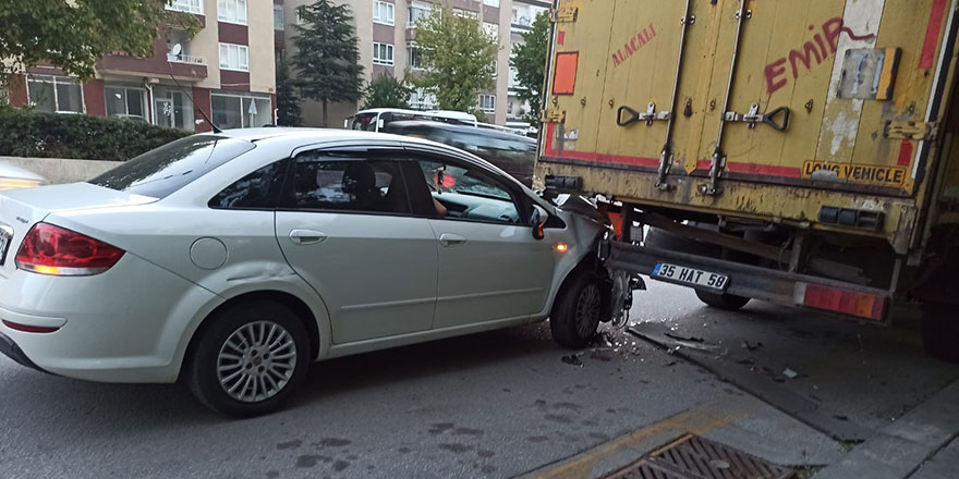 Etimesgut'ta park halindeki tırın altına otomobiliyle girdi