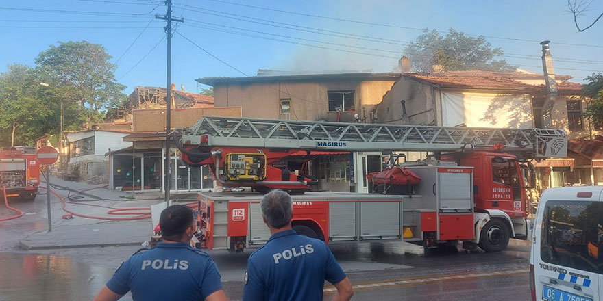 Başkent'te iki katlı ahşap bina yandı