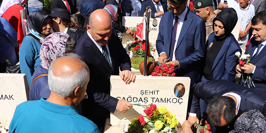 Bakan Soylu, Karşıyaka Mezarlığı’nda yer alan 15 Temmuz Şehitliğindeki anma törenine katıldı