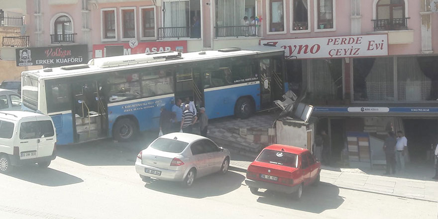 Frenleri arızalanan halk otobüsü dükkana daldı