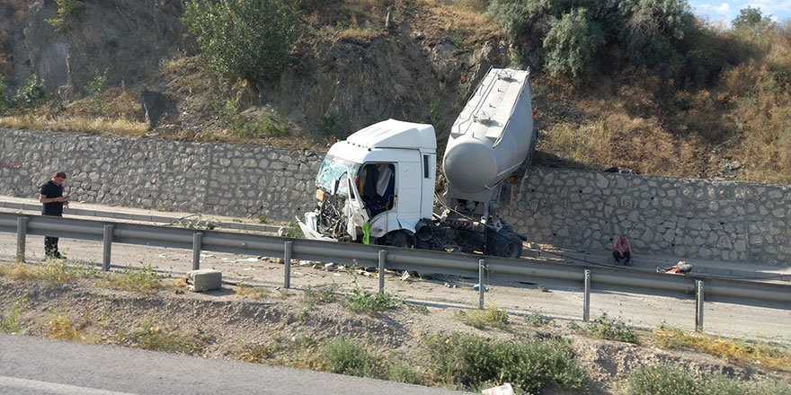 Ankara’daki kazada bir tır 25 metre yükseklikten yere çakıldı