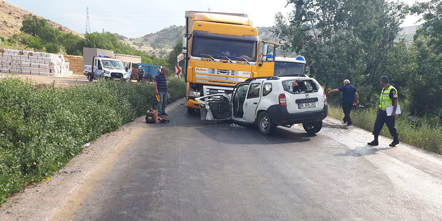 Ankara’da otomobil tırla kafa kafaya çarpıştı