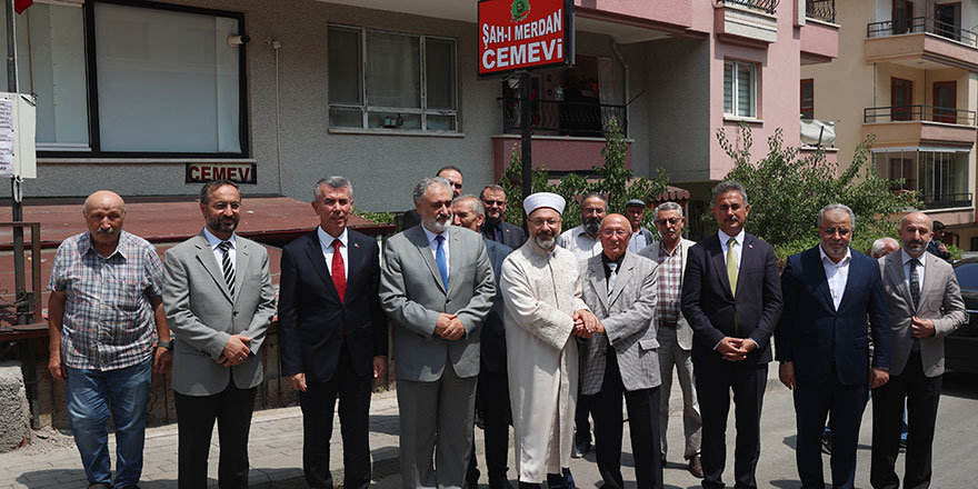 Diyanet İşleri Başkanı Erbaş saldırıya uğrayan cemevini ziyaret etti