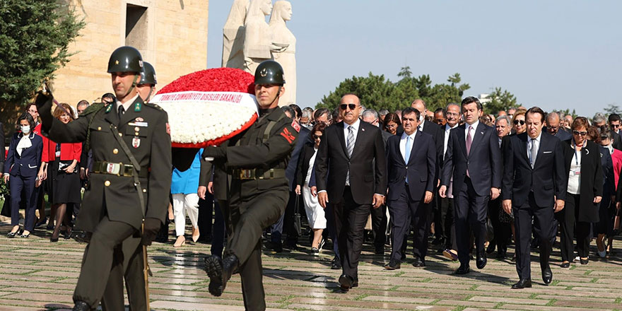 Bakan Çavuşoğlu 13. Büyükelçiler Konferansı öncesi Anıtkabir’i ziyaret etti