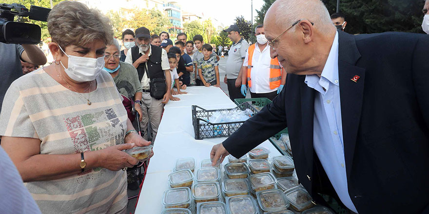 Yaşar’dan Yenimahallelilere aşure ikramı