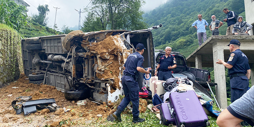 Rize’de tur minibüsü devrildi: 24 yaralı