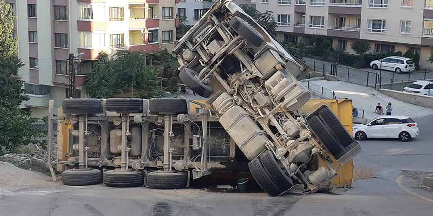 Hafriyat kamyonu devrildi, faciadan dönüldü