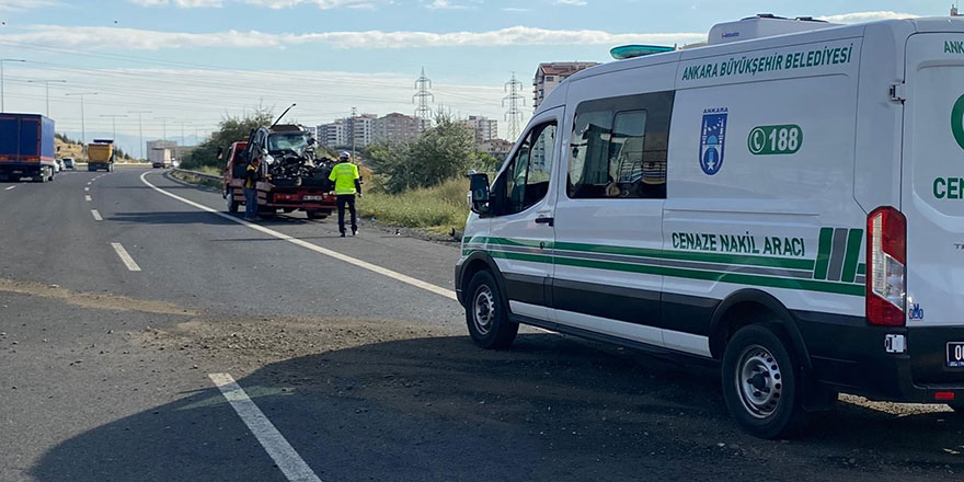 Kontrolden çıkan otomobil trafik levhasına çarptı: 1 ölü 2 yaralı