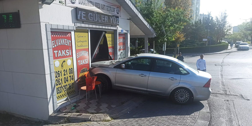 Etimesgut'ta kontrolden çıkan araç taksi durağına girdi