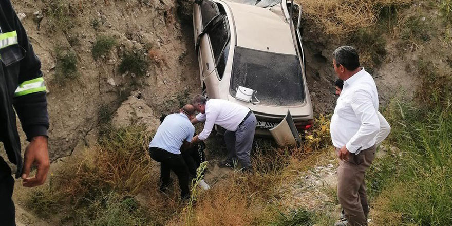 Dere yatağına uçan otomobildeki anne ve kızı yaralandı