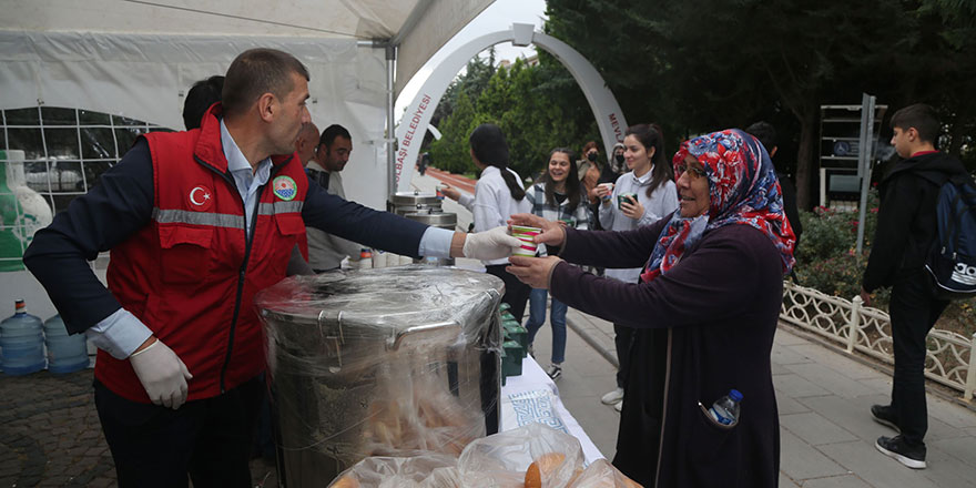 Vatandaşlara çorba ve kandil simidi ikramı