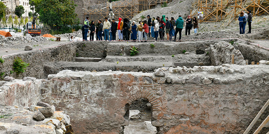 Roma Tiyatrosu kapılarını Başkentli öğrencilere açtı